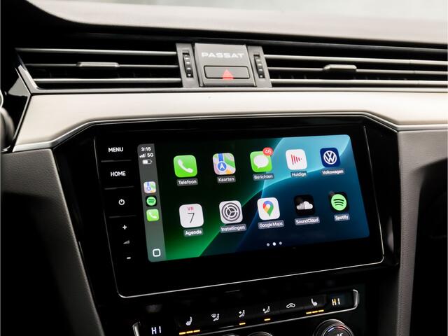 Volkswagen PASSAT Variant 1.5 TSI R-Line Sport 150Pk Automaat (PANORAMADAK, APPLE CARPLAY, DIGITAL COCKPIT, LUXE LEDEREN SPORTSTOELEN, 360 CAMERA, STOELVERWARMING, ZWART HEMEL, ADAPTIVE CRUISE, NIEUWSTAAT)
