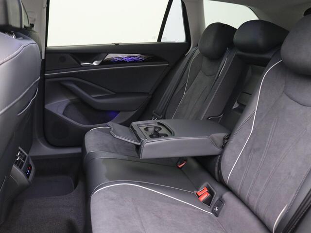 Volkswagen PASSAT Variant 1.5 eTSI Elegance Business 150PK DSG Adaptieve Cruise Controle, Head-Up Display, Side Assist, Keyless, Elektr. Achterklep, Achteruitrijcamera, Stoel-Stuurverwarming, 18" LM Velgen