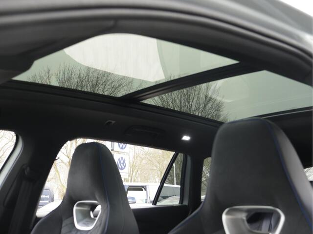 Volkswagen PASSAT Variant 1.5 eHybrid R-Line Edition 204pk | Panoramadak | Stoel- en Stuurverwarming |