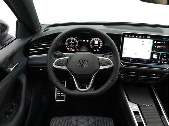 Volkswagen PASSAT Variant 1.5 eHybrid R-Line Edition 204pk | Panoramadak | Stoel- en Stuurverwarming |