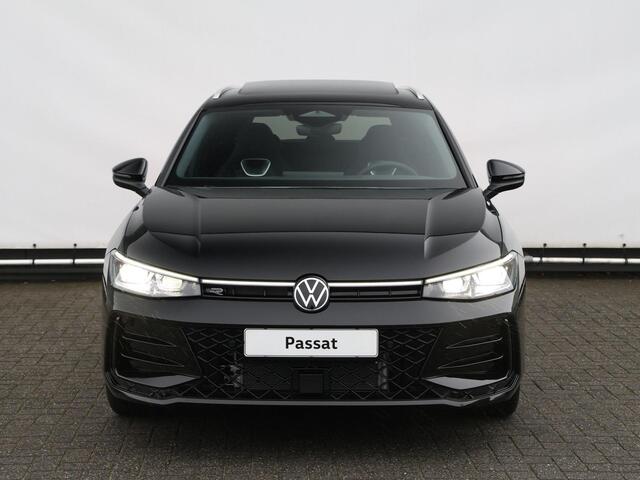 Volkswagen PASSAT Variant 1.5 eHybrid R-Line Edition | Pano dak | Trekhaak | 19" inch velgen | Keyless |