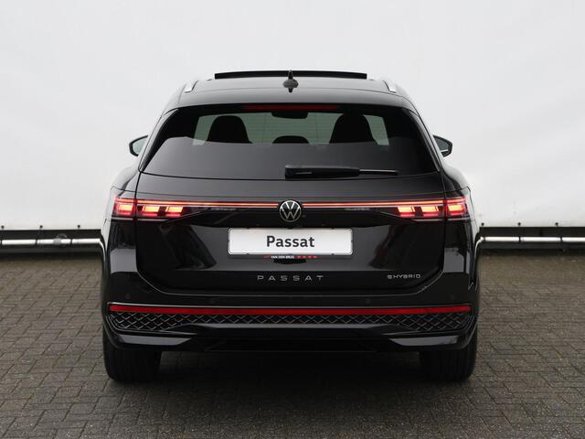 Volkswagen PASSAT Variant 1.5 eHybrid R-Line Edition | Pano dak | Trekhaak | 19" inch velgen | Keyless |