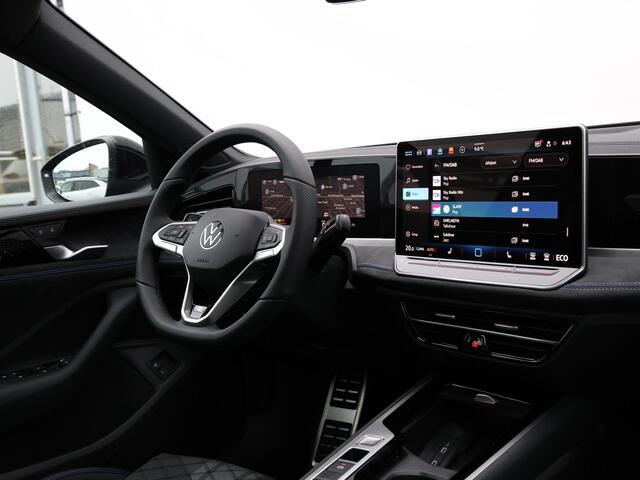 Volkswagen PASSAT Variant 1.5 eHybrid R-Line Edition | Pano dak | Trekhaak | 19" inch velgen | Keyless |