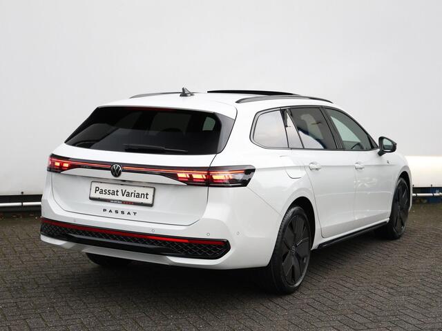 Volkswagen PASSAT Variant 1.5 eHybrid R-Line Edition | Black style | Panoramadak | 19" inch lm velgen | Navigatie | DCC |