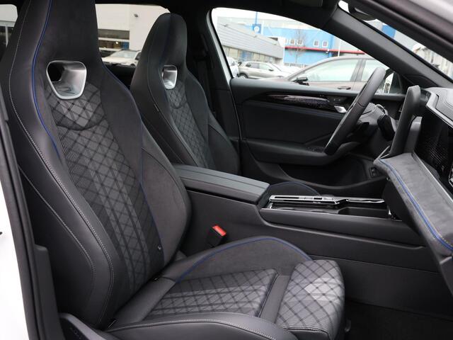 Volkswagen PASSAT Variant 1.5 eHybrid R-Line Edition | Black style | Panoramadak | 19" inch lm velgen | Navigatie | DCC |
