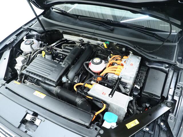 Volkswagen PASSAT Variant 1.4 TSI PHEV GTE | Massage | Adaptive Cruise | Virtual | Camera | Carplay | Trekhaak