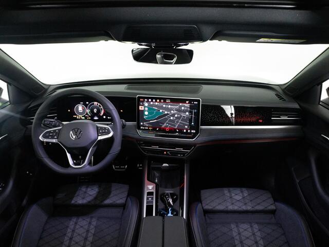 Volkswagen PASSAT Variant R-Line-Edition 1.5 eHybrid 204 PK | Panoramadak | Trekhaak | Stuur & stoelverwarming | Black Style |