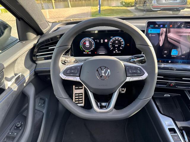 Volkswagen PASSAT Variant 1.5 eHybrid R-Line PHEV | R-Line Black | 272Pk | Leder | Trekhaak | Pano Dak | Head Up Display |