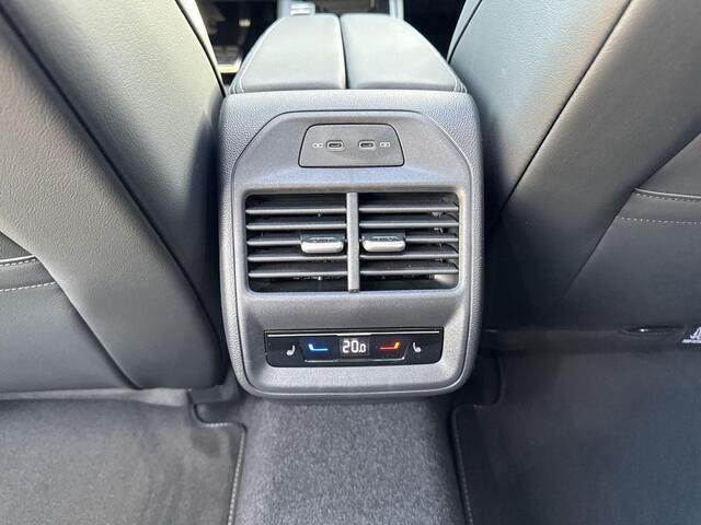 Volkswagen PASSAT Variant 1.5 eHybrid R-Line PHEV | R-Line Black | 272Pk | Leder | Trekhaak | Pano Dak | Head Up Display |