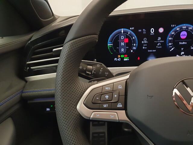 Volkswagen PASSAT Variant 1.5 eHybrid 272pk DSG/AUT R-Line Wegklapbare trekhaak, Panoramadak, Leder