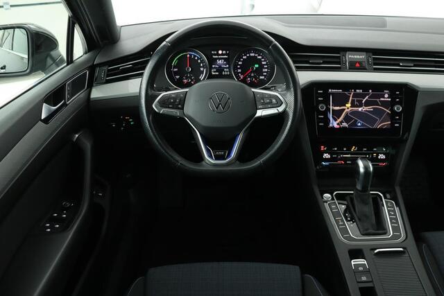 Volkswagen PASSAT 1.4 TSI GTE | Stoelverwarming | Carplay | Adaptive cruise | Camera | Full LED | Navigatie | Side Assist