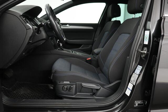 Volkswagen PASSAT 1.4 TSI GTE | Stoelverwarming | Carplay | Adaptive cruise | Camera | Full LED | Navigatie | Side Assist