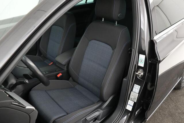 Volkswagen PASSAT 1.4 TSI GTE | Stoelverwarming | Carplay | Adaptive cruise | Camera | Full LED | Navigatie | Side Assist