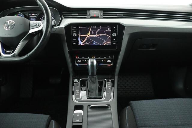 Volkswagen PASSAT 1.4 TSI GTE | Stoelverwarming | Carplay | Adaptive cruise | Camera | Full LED | Navigatie | Side Assist