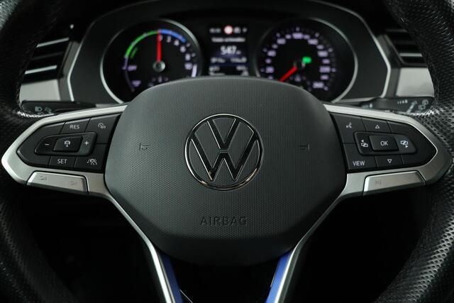 Volkswagen PASSAT 1.4 TSI GTE | Stoelverwarming | Carplay | Adaptive cruise | Camera | Full LED | Navigatie | Side Assist