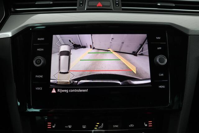 Volkswagen PASSAT 1.4 TSI GTE | Stoelverwarming | Carplay | Adaptive cruise | Camera | Full LED | Navigatie | Side Assist