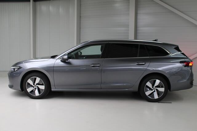 Volkswagen PASSAT Variant 1.5 eTSI Business DSG Navigatie | Head Up Display | Keyless Entry | Elektrisch bediende achterklep | DCC