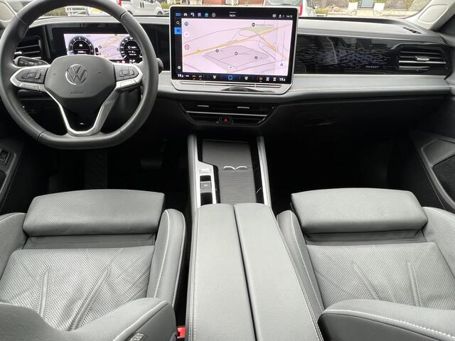 Volkswagen PASSAT Variant 1.5 eTSI 150 pk Dsg Elegance Business Navi Pro Panoramadak Trekhaak IQ Light Leder Elek Stoelen + Verwamring + Koeling + Massage 18 Inch Getint Glas 360 Camera Vol Btw