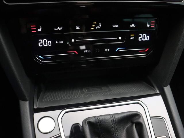 Volkswagen PASSAT Variant R-Line Business 1.5 TSI 150pk DSG Automaat Adaptive cruise control, Navigatie, Achteruitrijcamera, Elektrische achterklep, LED matrix koplampen, Stoelverwarming