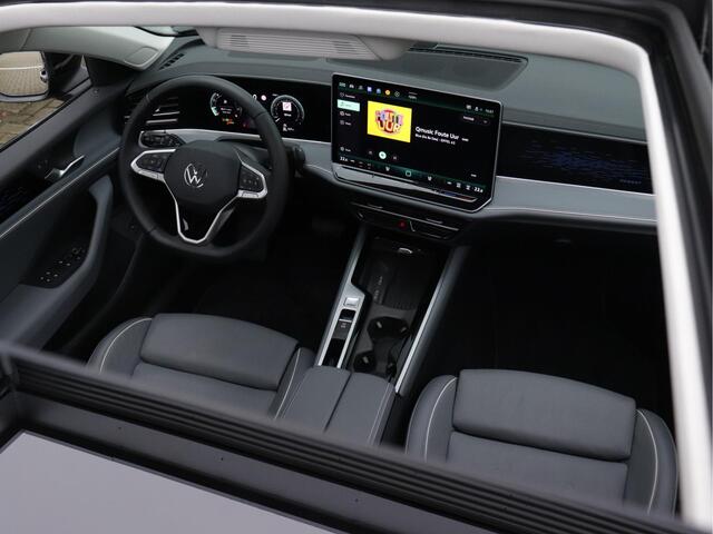 Volkswagen PASSAT Variant 1.5 eTSI Elegance Business | Panoramadak | Leder | Trekhaak | Interieur Plus | Assistance Plus | Design Plus | Multimedia Plus |