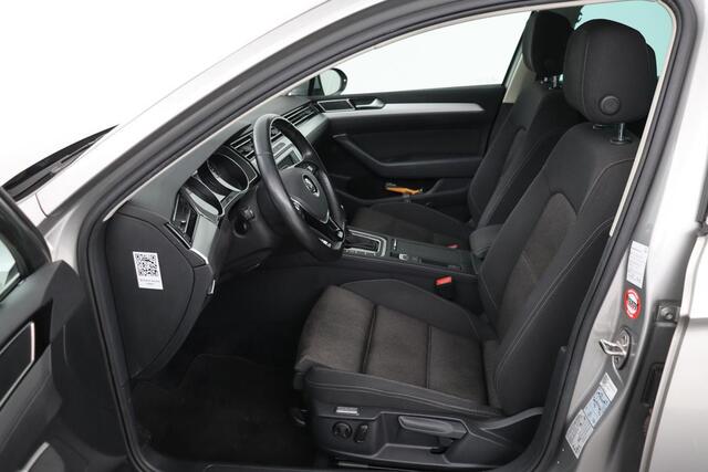Volkswagen PASSAT 1.4 TSI Comfortline | Carplay | Trekhaak | Adaptive cruise | Full LED | Navigatie | Climate control | PDC | Getint glas