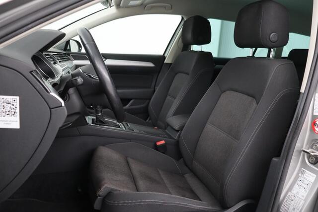 Volkswagen PASSAT 1.4 TSI Comfortline | Carplay | Trekhaak | Adaptive cruise | Full LED | Navigatie | Climate control | PDC | Getint glas