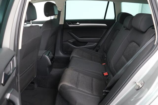 Volkswagen PASSAT 1.4 TSI Comfortline | Carplay | Trekhaak | Adaptive cruise | Full LED | Navigatie | Climate control | PDC | Getint glas