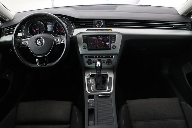 Volkswagen PASSAT 1.4 TSI Comfortline | Carplay | Trekhaak | Adaptive cruise | Full LED | Navigatie | Climate control | PDC | Getint glas