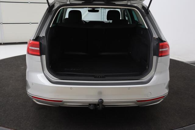 Volkswagen PASSAT 1.4 TSI Comfortline | Carplay | Trekhaak | Adaptive cruise | Full LED | Navigatie | Climate control | PDC | Getint glas