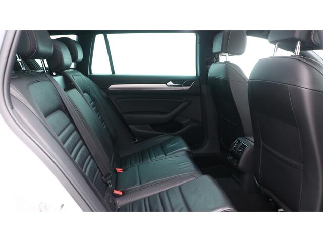 Volkswagen PASSAT Variant 1.5 TSI 150pk DSG Highline Business R Panoramadak Leder