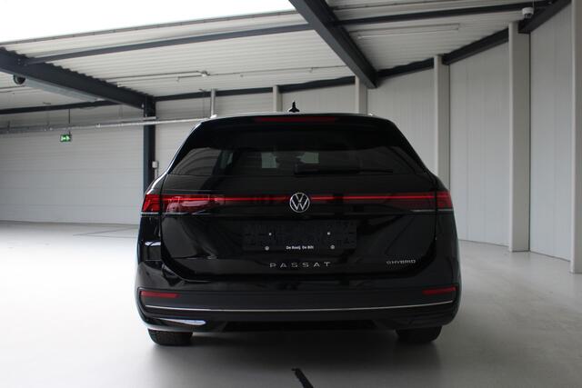 Volkswagen PASSAT Variant 1.5 eHybrid Business Plugin Navigatie | Trekhaak | Stoelverwarming | El. achterklep
