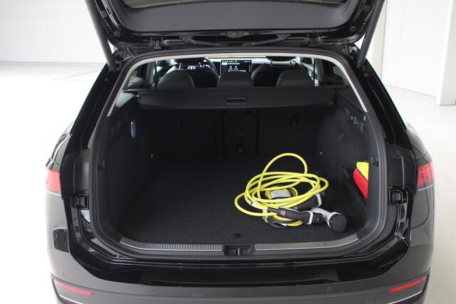Volkswagen PASSAT Variant 1.5 eHybrid Business Plugin Navigatie | Trekhaak | Stoelverwarming | El. achterklep