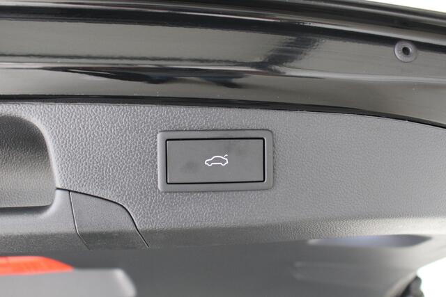 Volkswagen PASSAT Variant 1.5 eHybrid Business Plugin Navigatie | Trekhaak | Stoelverwarming | El. achterklep
