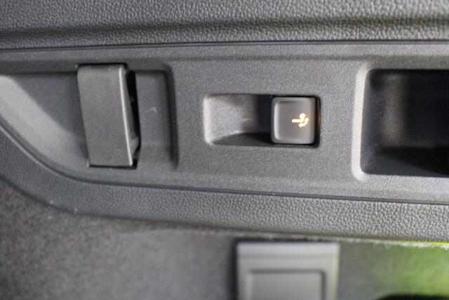Volkswagen PASSAT Variant 1.5 eHybrid Business Plugin Navigatie | Trekhaak | Stoelverwarming | El. achterklep