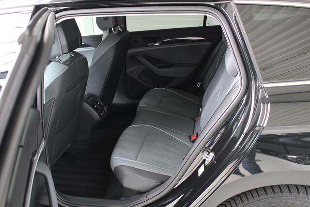 Volkswagen PASSAT Variant 1.5 eHybrid Business Plugin Navigatie | Trekhaak | Stoelverwarming | El. achterklep