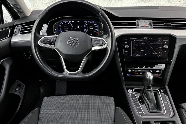 Volkswagen PASSAT Variant 1.5 TSI Business | ACC | LED | Climate control | Camera | Trekhaak | Apple carplay