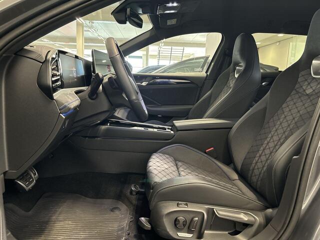 Volkswagen PASSAT Variant 1.5 eTsi 272pk DSG R-Line Edition · Keyless · 360 Camera · Elek. Trekhaak · Elek.Achterklep · Apple/Android Car Play · 18'' Inch · Garantie t/m Augustus 2026