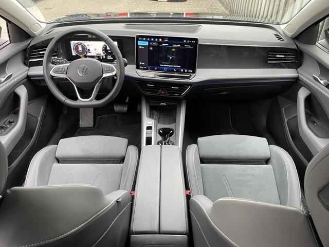 Volkswagen PASSAT Variant 1.5 eTSI Elegance Business 17"/Trekhaak/360 camera/Adaptieve cruise/Dodehoek/Stoel + stuurverwarming/Sfeerverlichting/Apple Carplay & Android Auto