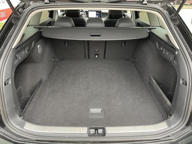 Volkswagen PASSAT Variant 1.5 eTSI Elegance Business 17"/Trekhaak/360 camera/Adaptieve cruise/Dodehoek/Stoel + stuurverwarming/Sfeerverlichting/Apple Carplay & Android Auto