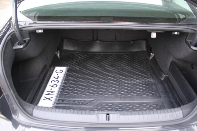 Volkswagen PASSAT 1.5 TSI Comfortline Business AUTOMAAT - NAVIGATIE - TREKHAAK
