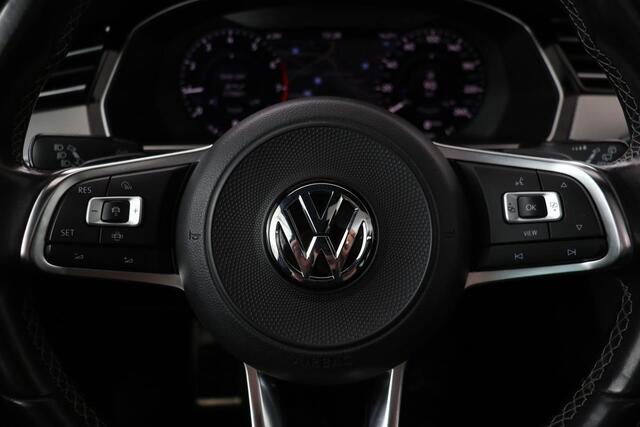 Volkswagen PASSAT 1.5 TSI R Line | Panoramadak | Nappaleder | Stoelverwarming | Camera | Keyless | Trekhaak | Adaptive cruise | Carplay | LED Plus | Carplay