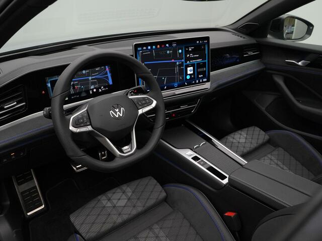 Volkswagen PASSAT Variant 1.5 272 pk DSG eHybrid R-Line Edition | Panoramadak | Trekhaak | IQ Light | Rondomzicht camera | Head-up display | Adaptief onderstel | Stoel-/achterbankverwarming