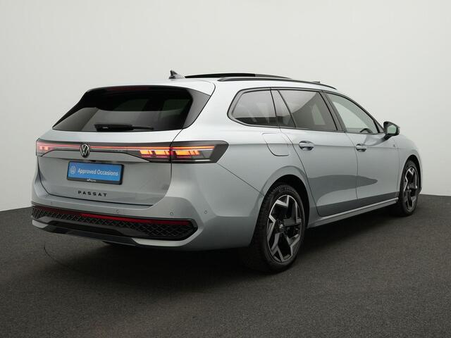 Volkswagen PASSAT Variant 1.5 272 pk DSG eHybrid R-Line Edition | Panoramadak | Trekhaak | IQ Light | Rondomzicht camera | Head-up display | Adaptief onderstel | Stoel-/achterbankverwarming