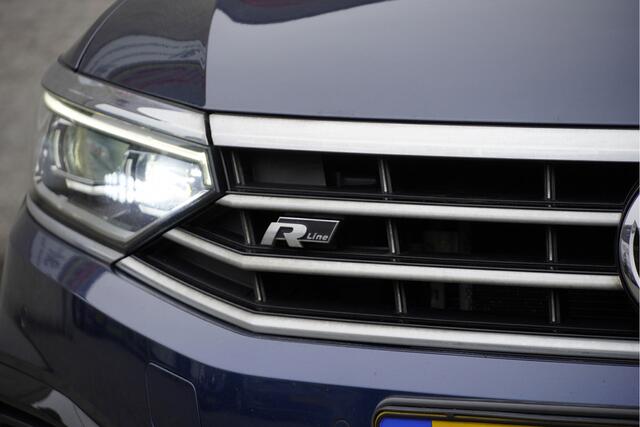 Volkswagen PASSAT Variant 1.5 TSI 150PK! Automaat R-Line Elegance Business BJ2020 Lmv 17" | Led V+A | Pdc | Navi | Keyless entry | Trekhaak | Elek. achterklep | Achteruitrijcamera | App-Connect | Dashboard verlichting | Virtual cockpit | Sportstoelen | Verwarmde voorstoele