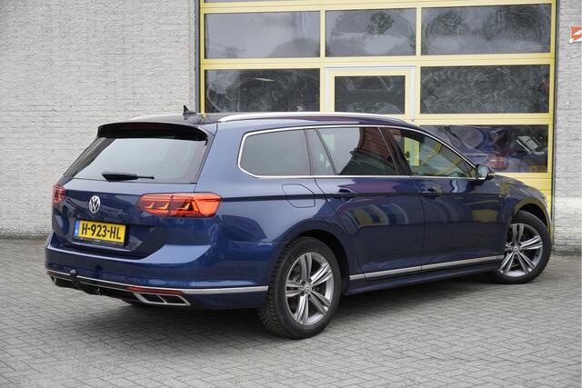 Volkswagen PASSAT Variant 1.5 TSI 150PK! Automaat R-Line Elegance Business BJ2020 Lmv 17" | Led V+A | Pdc | Navi | Keyless entry | Trekhaak | Elek. achterklep | Achteruitrijcamera | App-Connect | Dashboard verlichting | Virtual cockpit | Sportstoelen | Verwarmde voorstoele