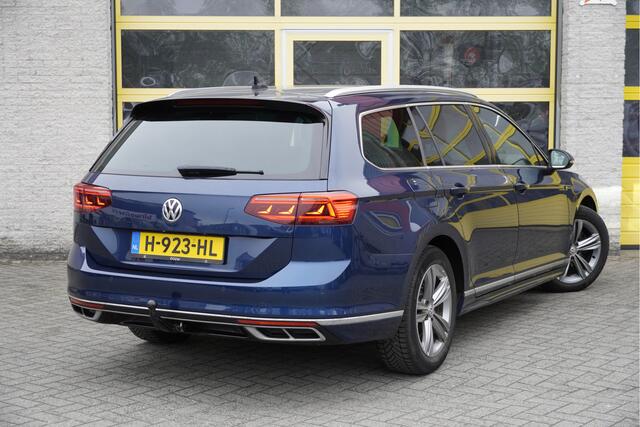 Volkswagen PASSAT Variant 1.5 TSI 150PK! Automaat R-Line Elegance Business BJ2020 Lmv 17" | Led V+A | Pdc | Navi | Keyless entry | Trekhaak | Elek. achterklep | Achteruitrijcamera | App-Connect | Dashboard verlichting | Virtual cockpit | Sportstoelen | Verwarmde voorstoele