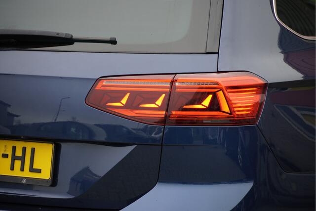Volkswagen PASSAT Variant 1.5 TSI 150PK! Automaat R-Line Elegance Business BJ2020 Lmv 17" | Led V+A | Pdc | Navi | Keyless entry | Trekhaak | Elek. achterklep | Achteruitrijcamera | App-Connect | Dashboard verlichting | Virtual cockpit | Sportstoelen | Verwarmde voorstoele