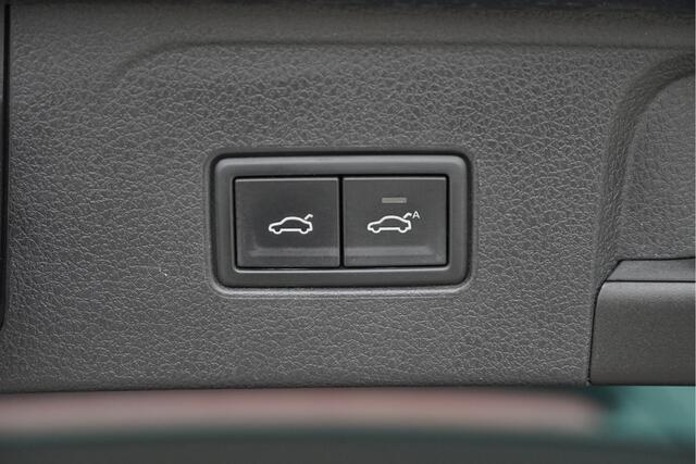 Volkswagen PASSAT Variant 1.5 TSI 150PK! Automaat R-Line Elegance Business BJ2020 Lmv 17" | Led V+A | Pdc | Navi | Keyless entry | Trekhaak | Elek. achterklep | Achteruitrijcamera | App-Connect | Dashboard verlichting | Virtual cockpit | Sportstoelen | Verwarmde voorstoele