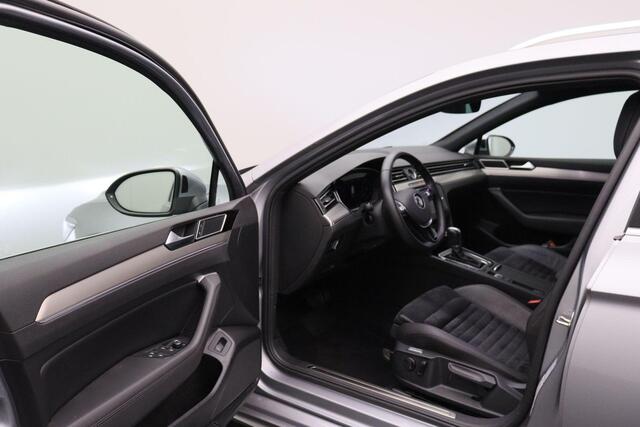 Volkswagen PASSAT Variant 1.4 TSI ACT Highline Business R-Line 2017 NAP | Virtual cockpit | Panoramadak | Navigatie | Adaptive cruise control | Carplay | LED | Ergocomfort | DSG | Trekhaak