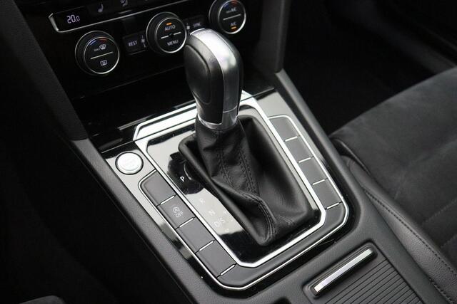 Volkswagen PASSAT Variant 1.4 TSI ACT Highline Business R-Line 2017 NAP | Virtual cockpit | Panoramadak | Navigatie | Adaptive cruise control | Carplay | LED | Ergocomfort | DSG | Trekhaak